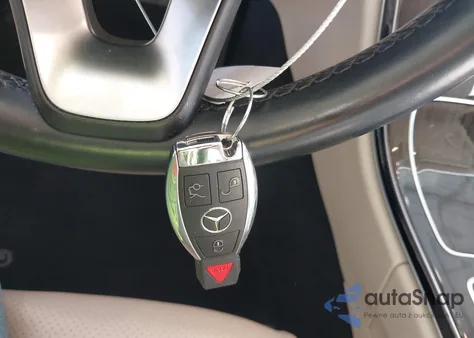 2015 Mercedes-Benz C 300 4Matic z USA, uszkodzony, nr VIN 55SWF4KB9FU036356